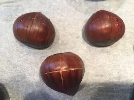 Perfekt kreuzweise eingeschnittene Maroni bereit zum Backen