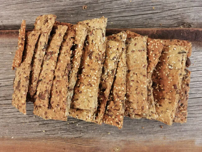 Perfekt krosses und goldbraun gebackenes Vollkorn-Knäckebrot