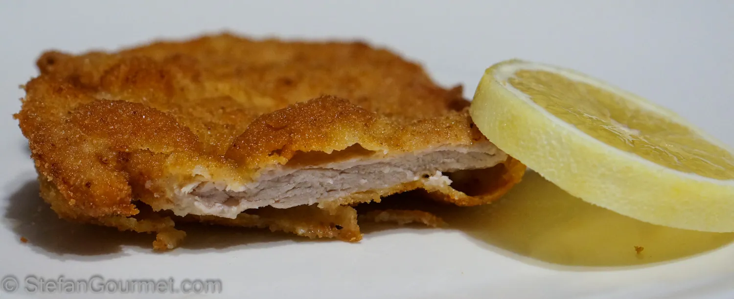 Perfekt paniertes Wiener Schnitzel, bereit zum Braten