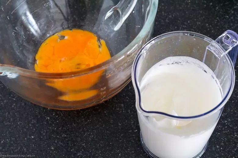 Perfekt steif geschlagener Eischnee, bereit für den Kaiserschmarrn Teig.