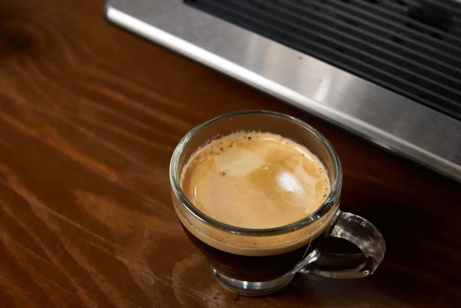 Perfekte Crema auf einem Espresso, zubereitet mit der Siemens EQ.6 plus Kaffeevollautomat