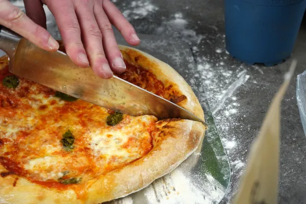 Perfekte hausgemachte italienische Pizza genießen