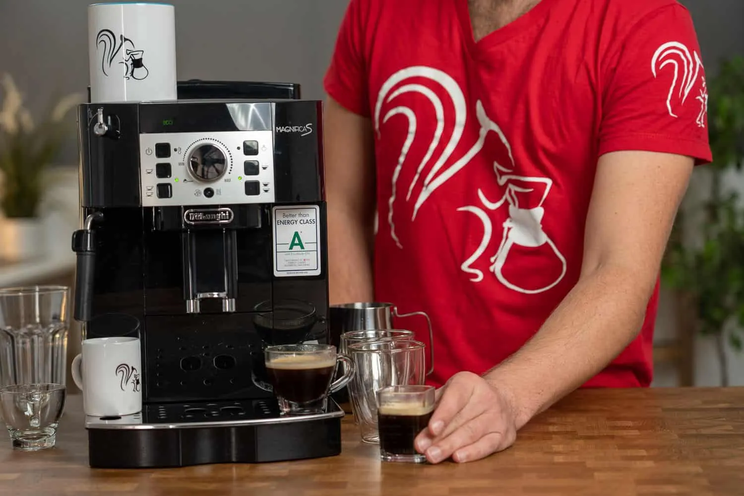 Perfekter Espresso mit Crema, gebrüht im DeLonghi Magnifica S Kaffeevollautomaten
