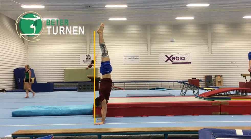 Perfekter Handstand: Gerade Linie mit offener Schulterpartie