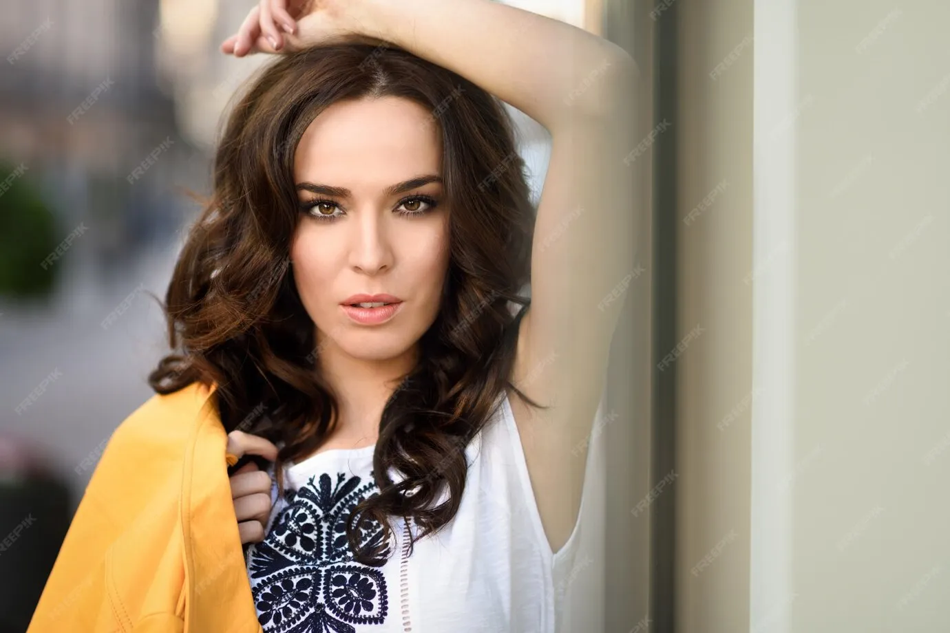 Person trainiert im Freien in einem Park