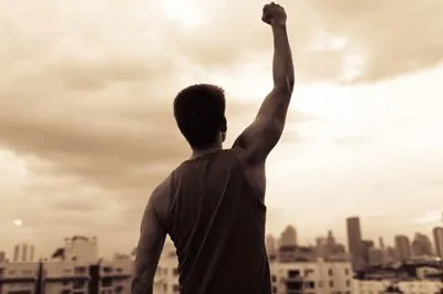 Persönliche Entwicklung mit Personen am Laptop