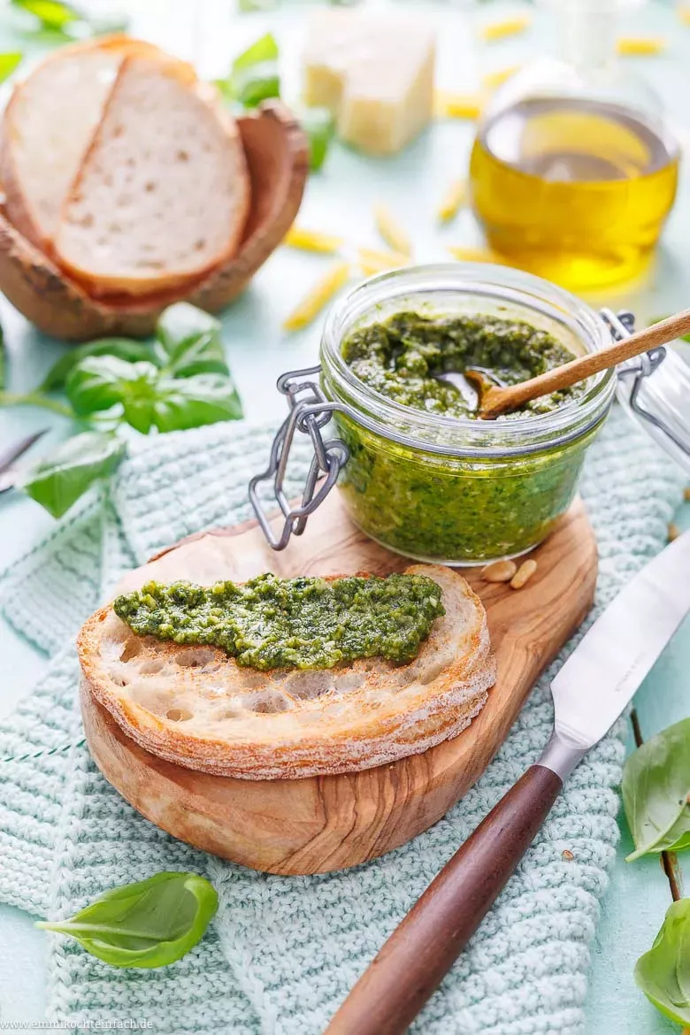 Pesto mit Basilikum auf getoastetem Brot als köstlicher Brotaufstrich