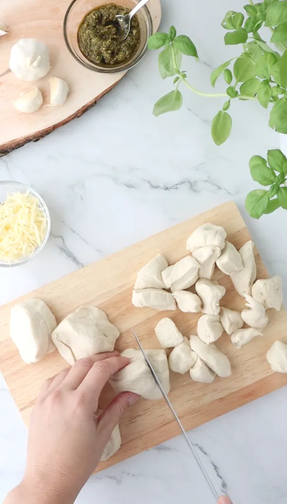 Pesto Zupfbrot aus drei Zutaten - schnelle Brötchen schneiden