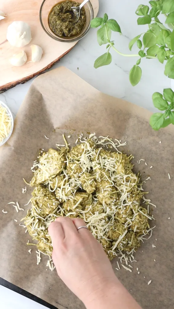Pesto Zupfbrot aus drei Zutaten - Zupfbrot mit Käse versehen