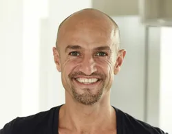 Peyman Amin, Modelagent und Botschafter für den Tierschutz, setzt sich für Tierheimtiere ein.