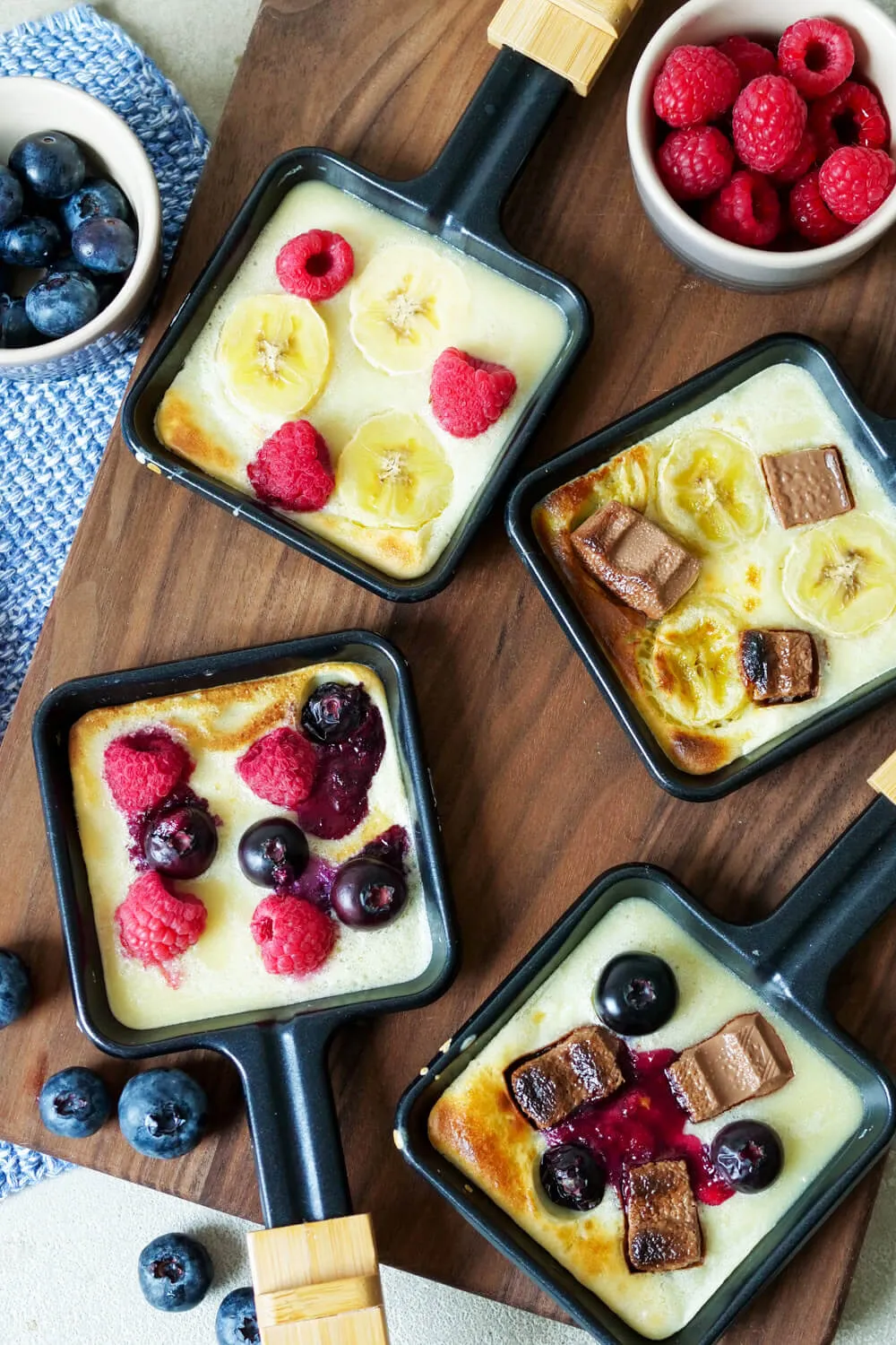 Pfannkuchen mit Toppings im Raclette-Pfännchen