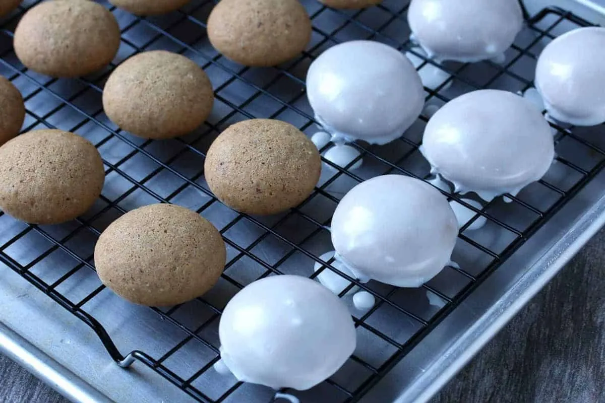 Pfeffernüsse werden mit einer dicken Schicht Zuckerguss überzogen