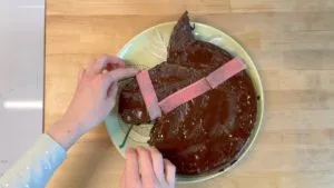 Pferdegeschirr auf dem Kuchen mit bunten Sauren Bändern kunstvoll gelegt