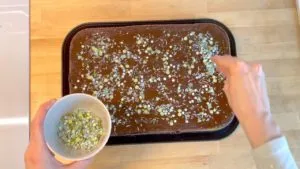 Pferdekoppel Geburtstagskuchen mit grünen Streuseln dekoriert