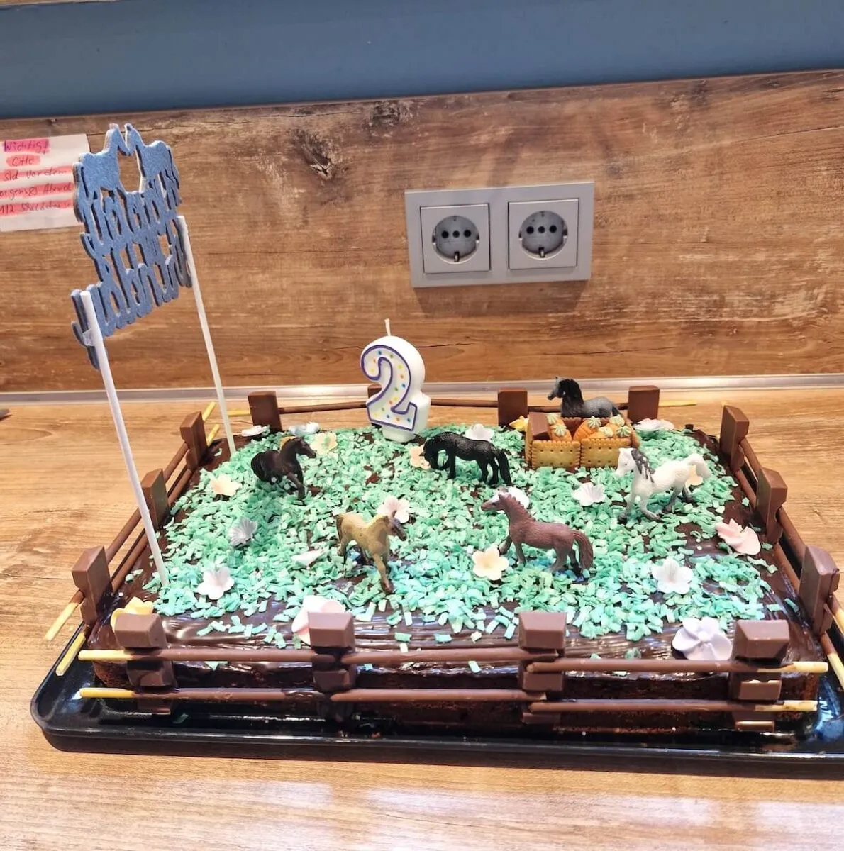 Pferdekoppel-Kuchen mit detailreicher Deko