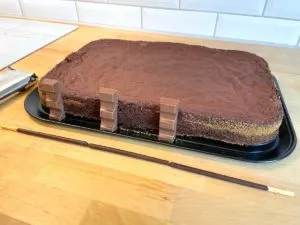 Pferdekoppel-Schokokuchen: Zaun aus Schokolade bauen