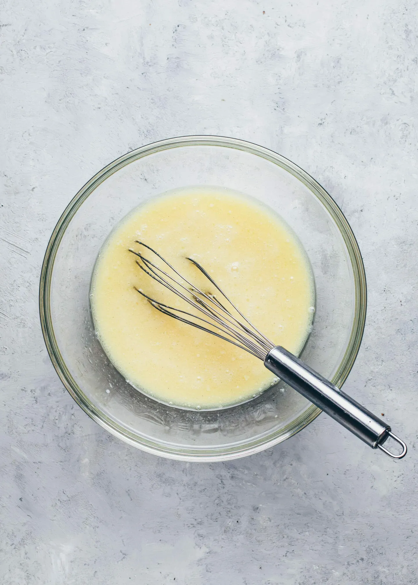 Pflanzenmilch, Öl, Zucker und Vanille in einer Schüssel für veganen Kuchenteig