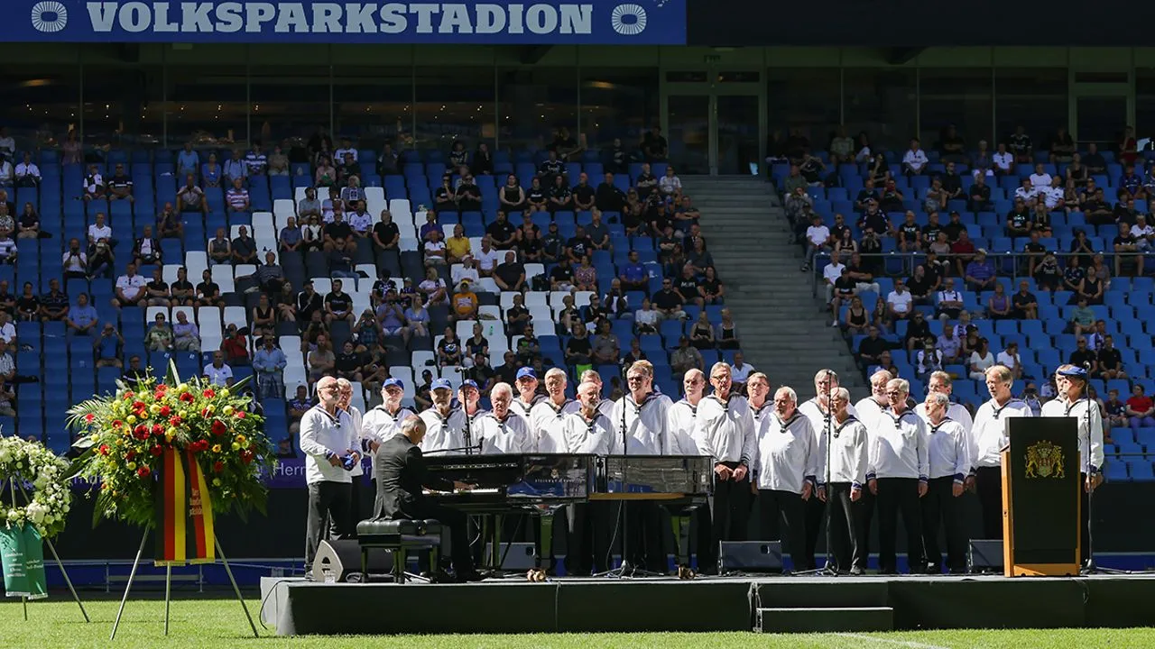 Pianist Joja Wendt am Flügel, umgeben vom Hamburger Seemannschor, eröffnet die Trauerfeier