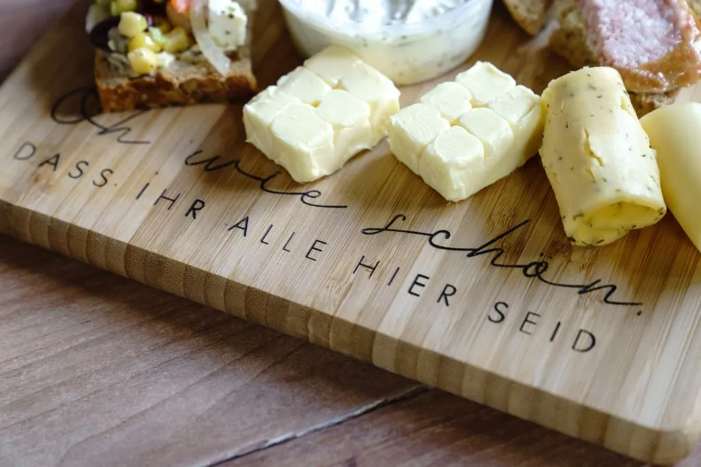 Picknickkorb mit regionalen Spezialitäten im Baumhaushotel