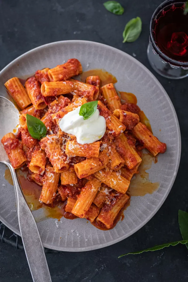 Pikante Nduja Pasta in einer Schale serviert