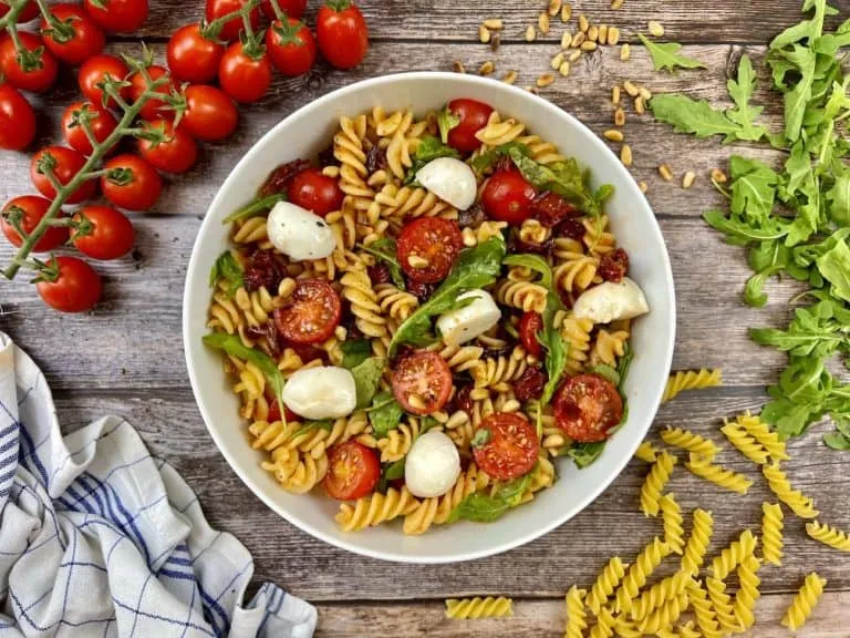 Pikanter Nudelsalat mit Pesto, getrockneten Tomaten und Rucola