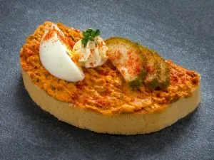 Pikanter Roastbeef-Aufstrich auf einem Vollkornbrötchen