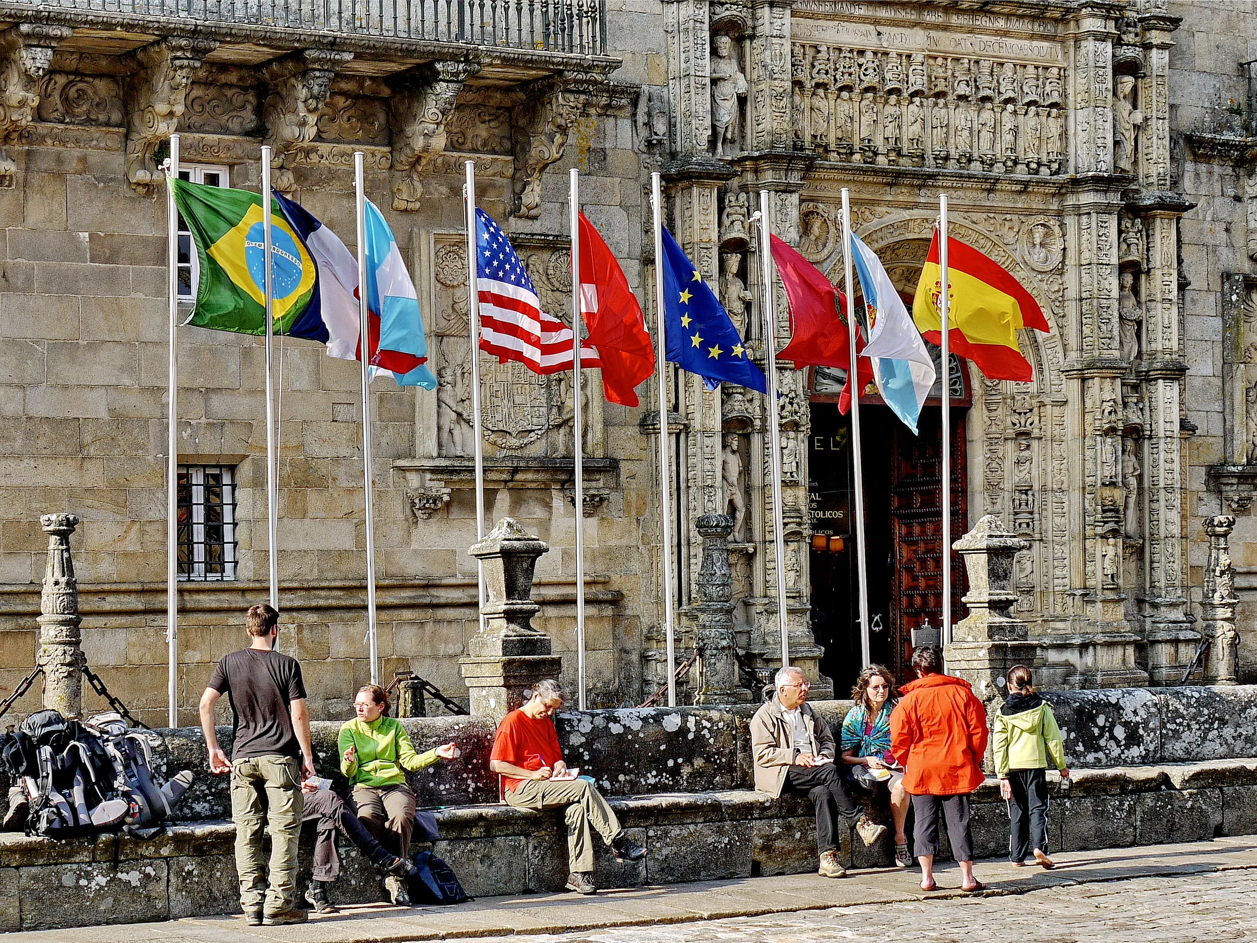 Pilger vor dem Hostal dos Reis Católicos in Santiago de Compostela