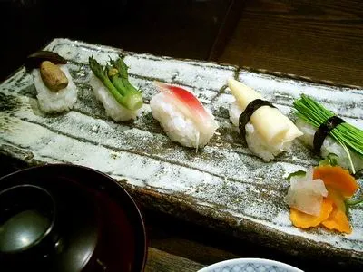 Pilze, Berggemüse, Myoga-Ingwer und Bambussprossen als Sushi Nigiri