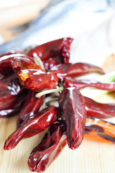 Piment d’Espelette – das würzige Geheimnis für authentische Bouillabaisse-Aromen.