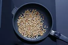 Pinienkerne werden in einer Pfanne goldbraun geröstet für das Basilikum Pesto