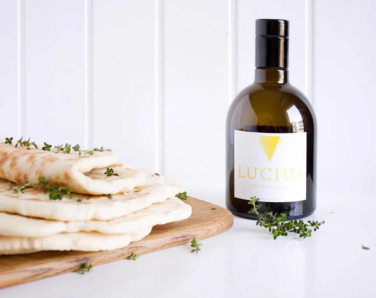 Pita Brot frisch gebacken mit Olivenöl beträufelt, bereit zum Servieren