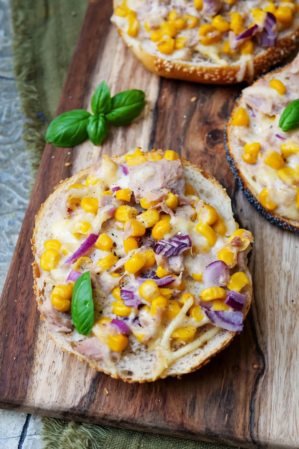 Pizzabrötchen mit Thunfisch, Zwiebeln und Mais, knusprig gebacken