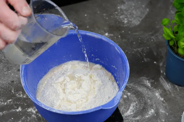 Pizzateig Basis ansetzen mit Mehl und Wasser