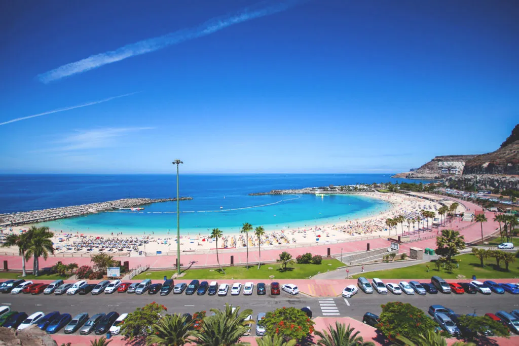 Playa de Amadores auf Gran Canaria mit blauem Himmel und türkisfarbenem Wasser