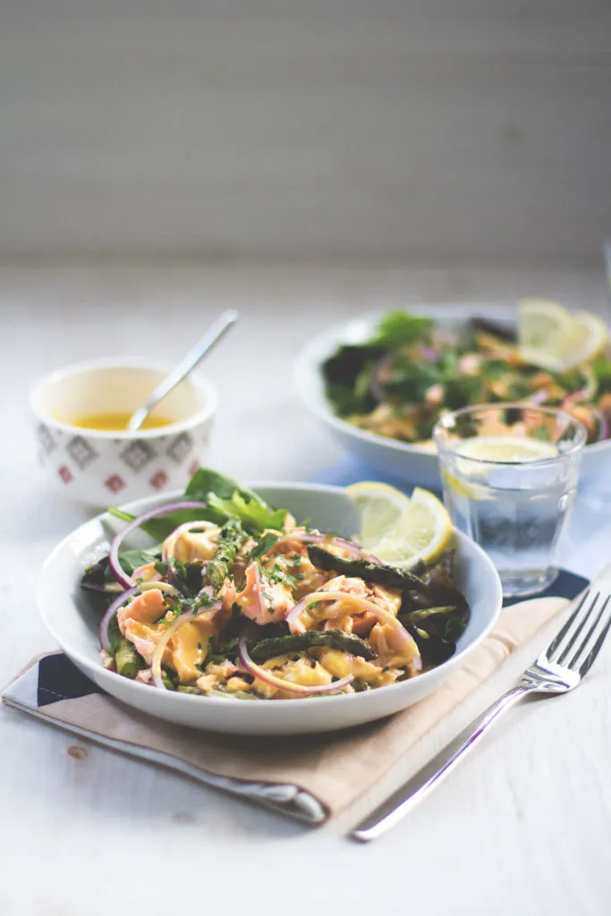 Pochierter Lachs mit Spargel und Butter-Sauce