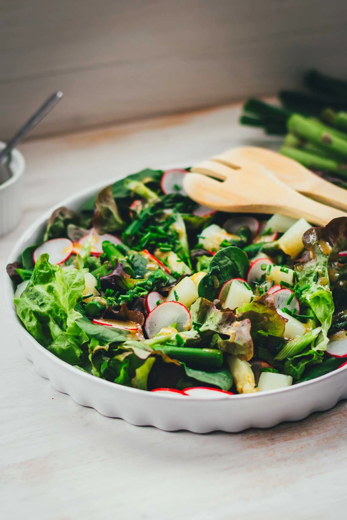 Portion Grüner Spargelsalat in einer Schüssel, bereit zum Servieren