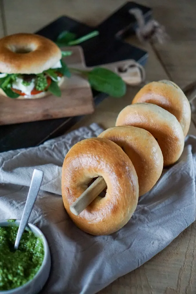 Portion selbstgemachter Bagels bereit zum Backen auf dem Blech