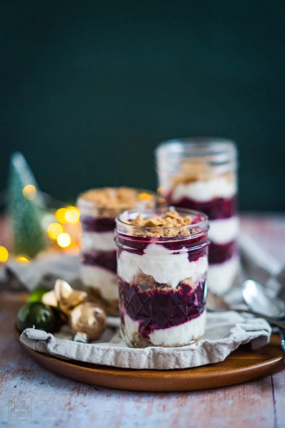 Portionen des Advents-Tiramisus in kleinen Einmachgläsern, bereit für Weihnachten