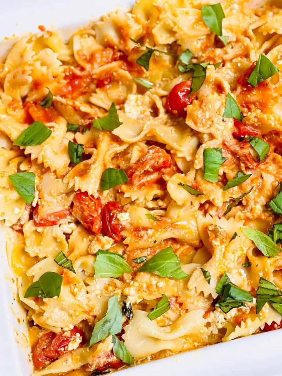 Portionierte One Pot Feta Pasta auf einem Teller mit Besteck