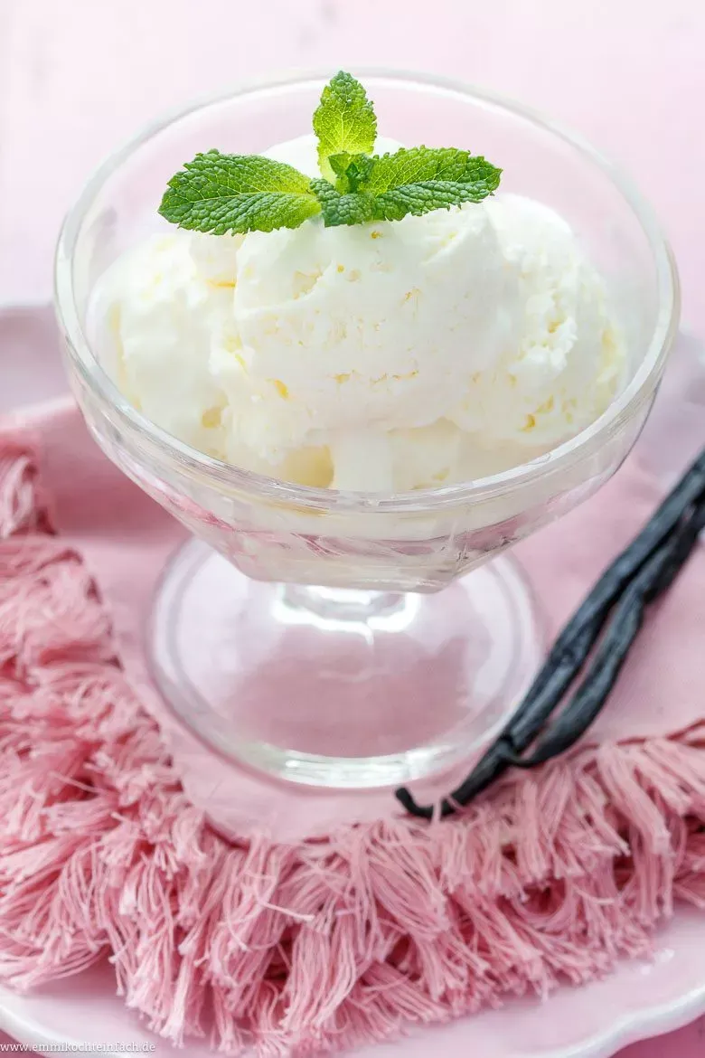 Portioniertes, cremiges Speiseeis ohne Eismaschine in einer Glasschale serviert