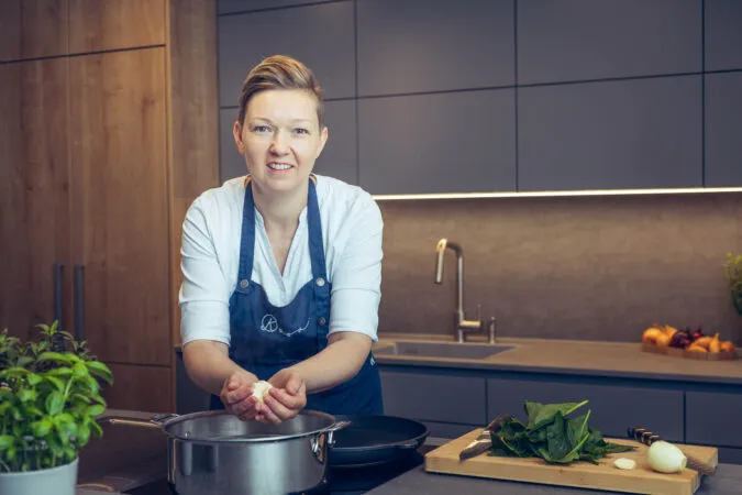Porträt von Spitzenköchin Sandra Kollegger, Expertin für vegetarische Küche und Ostermenüs.