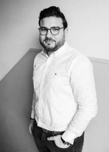 Porträtfoto von Berker Yilmaz, Geschäftsführer der CAD-Agentur Lehmann GmbH, in Schwarz-Weiß.