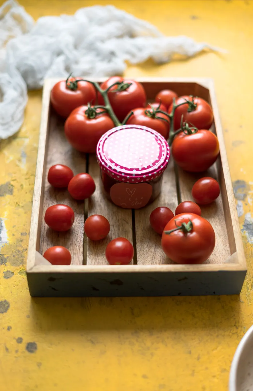 Portugiesischer Lanche: Tomatenmarmelade auf einem Keks mit einem zweiten Keks als Doppeldecker