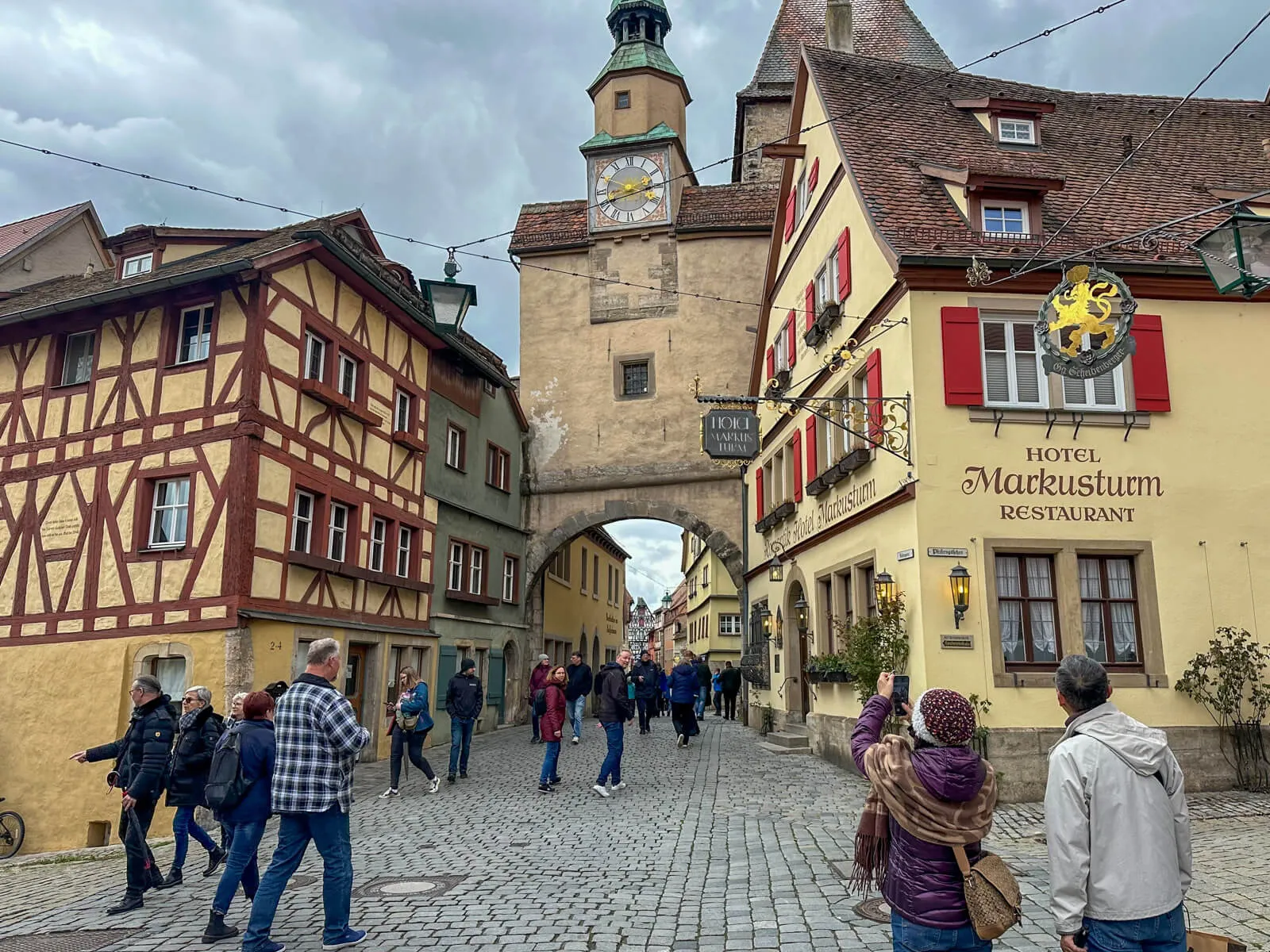 Postkartenmotiv: Der Markusturm mit Röderbogen, ein ikonischer Anblick in Rothenburg