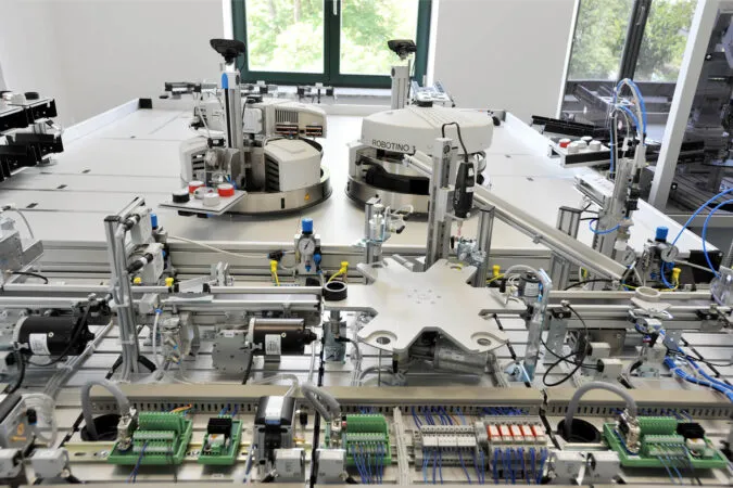 Praktische Demonstration der Elektro- und Steuerungstechnik in einem modernen Weiterbildungskurs
