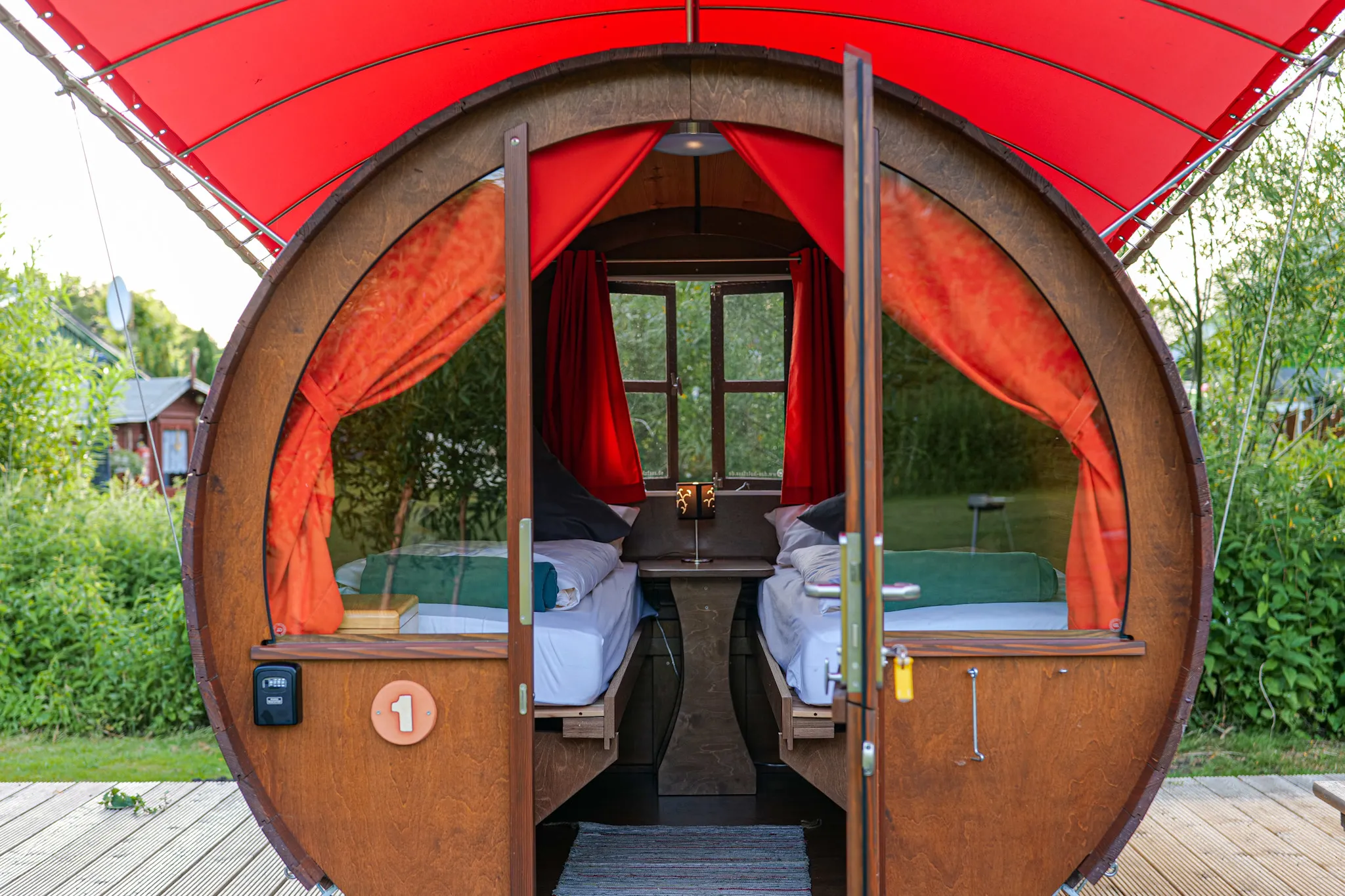Praktische Frühstücksbox und kleine Details im Camping-Fass