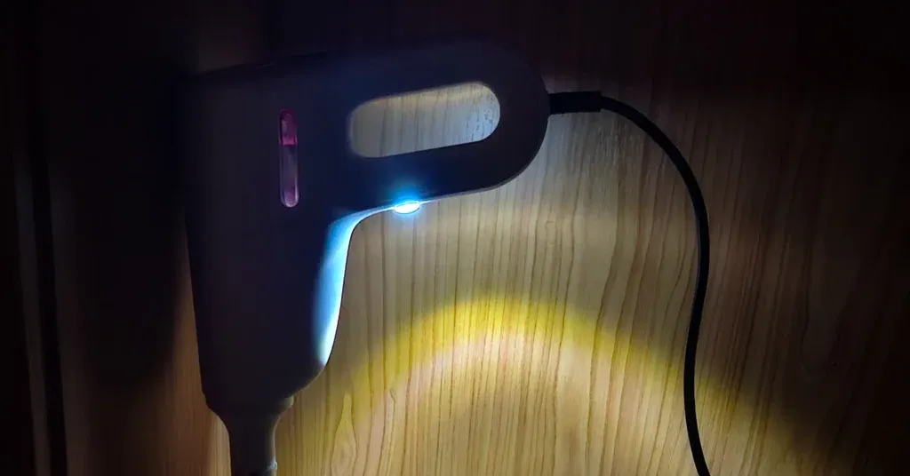 Praktische LED-Leuchte am Griff des Dampfreinigers