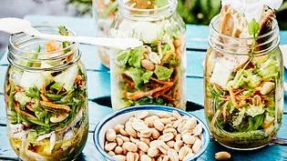 Praktischer Hähnchen- und Gemüse-Salat im Glas, perfekt zum Mitnehmen für Picknick oder Büro