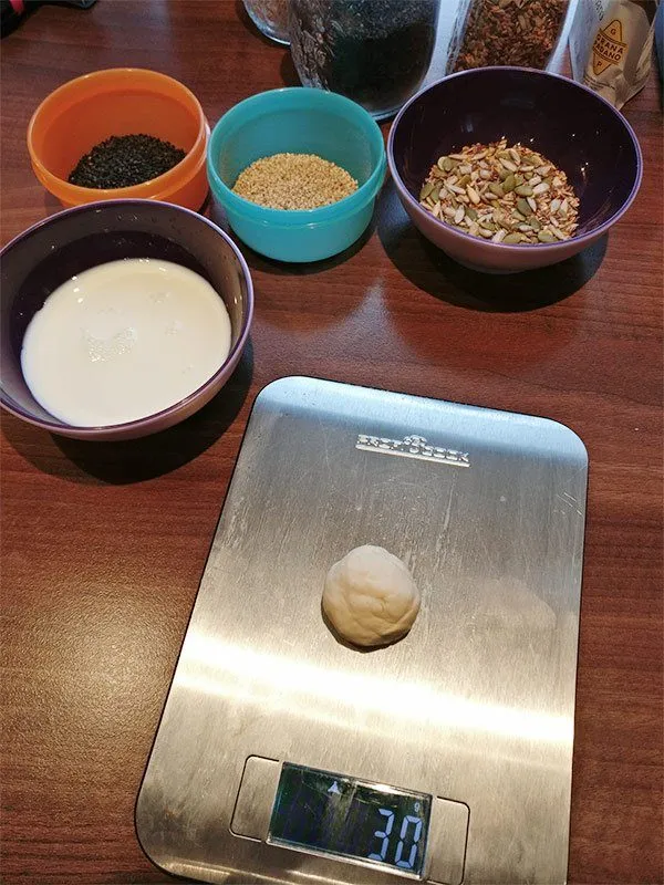 Präzises Abwiegen von 30g Hefeteig-Kugeln für gleichmäßige Wagenrad Brötchen.