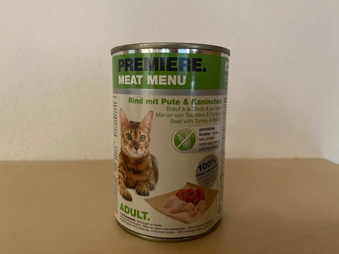 Premiere-Katzenfutter-Test-Rind-mit-Pute-und-Kaninchen